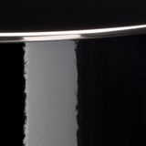 Nahaufnahme eines glänzenden schwarzen Topfes mit silbernem Rand, seitliche Perspektive