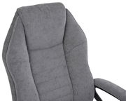 Grauer Homeoffice-Drehstuhl mit gepolsterter Rückenlehne und Armlehnen, seitliche Perspektive