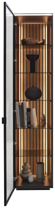 Vitrine mit geöffneter Glastür, beleuchteten Holzrückwänden und mehreren Regalböden, die dekorative Objekte und Bücher präsentieren. Frontalansicht.