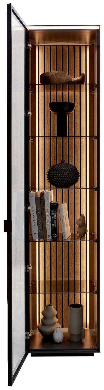 Vitrine met geopende glazen deur, verlichte houten achterwanden en meerdere planken waarop decoratieve voorwerpen en boeken worden tentoongesteld. Vooraanzicht.