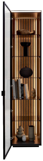 Vitrine met geopende glazen deur, verlichte houten achterwanden en meerdere planken waarop decoratieve voorwerpen en boeken worden tentoongesteld. Vooraanzicht.