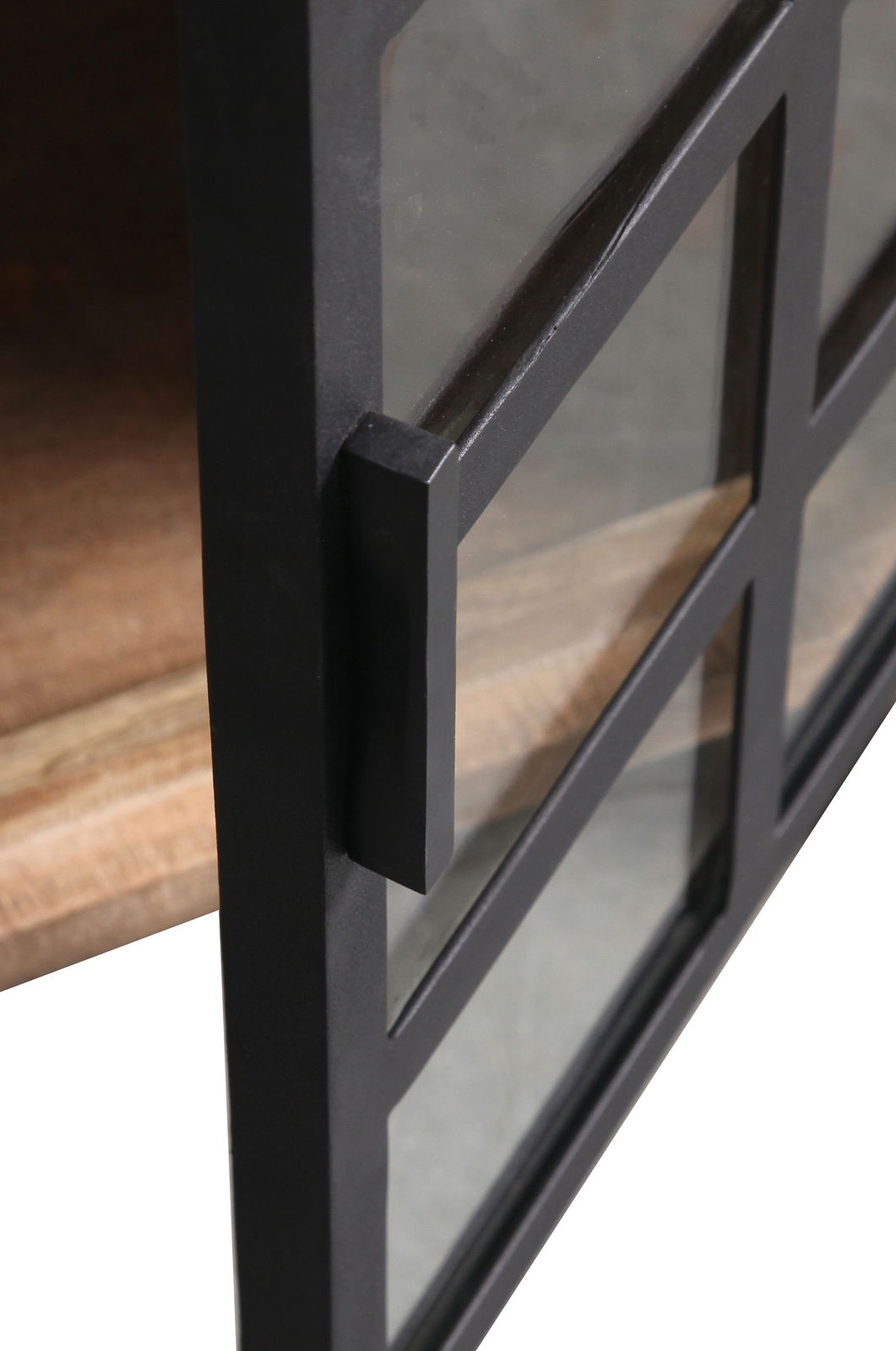 Nahaufnahme eines schwarzen Metallgriffs an einer Glastür eines Sideboards, Perspektive von der Seite