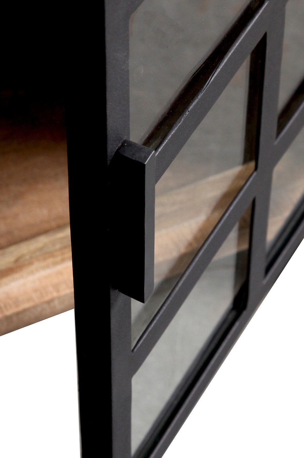 Nahaufnahme eines schwarzen Metallgriffs an einer Glastür eines Sideboards, Perspektive von der Seite