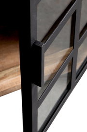 Nahaufnahme eines schwarzen Metallgriffs an einer Glastür eines Sideboards, Perspektive von der Seite