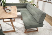 Eckbank in modernem Design mit grauem Stoffbezug und Holzbeinen, seitliche Perspektive.