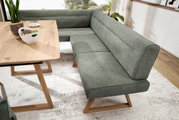 Eckbank in modernem Design mit grauem Stoffbezug und Holzbeinen, seitliche Perspektive.