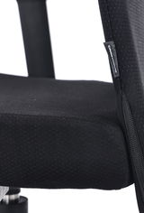 Nahaufnahme eines schwarzen Drehstuhlsitzes mit Armlehne, seitliche Perspektive