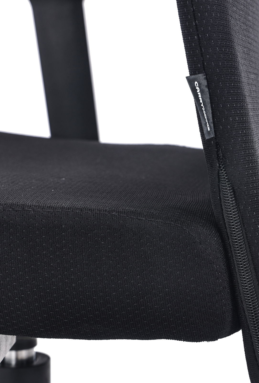 Nahaufnahme eines schwarzen Drehstuhlsitzes mit Armlehne, seitliche Perspektive