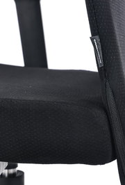 Nahaufnahme eines schwarzen Drehstuhlsitzes mit Armlehne, seitliche Perspektive