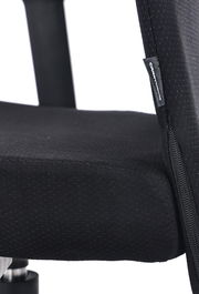 Nahaufnahme eines schwarzen Drehstuhlsitzes mit Armlehne, seitliche Perspektive