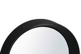 Nahaufnahme eines runden Spiegels mit schwarzem Rahmen, von oben betrachtet.