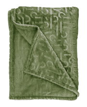 Grüne Plaid-Decke mit eingeprägtem Muster, ausgebreitet und teilweise gefaltet, Draufsicht