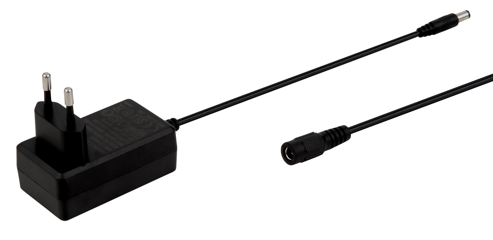 Schwarzes EU-Steckernetzteil mit angeschlossenem Kabel und DC-Hohlstecker, schräg von oben in Seitenansicht freigestellt auf weißem Hintergrund