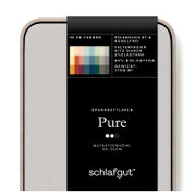 Verpackung eines Spannbettlakens der Marke schlafgut, Modell Pure, geeignet für Matratzenhöhe 30-35 cm, in 26 Farben erhältlich, pflegeleicht und bügelfrei, aus 95% Bio-Baumwolle und 5% Elasthan, Gewicht 170g/m², Vorderansicht