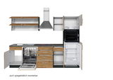 Küchenzeile mit Holzoptik, bestehend aus Hängeschränken, Dunstabzugshaube, Herd, Spüle, Geschirrspüler und Kühlschrank. Frontale Ansicht.