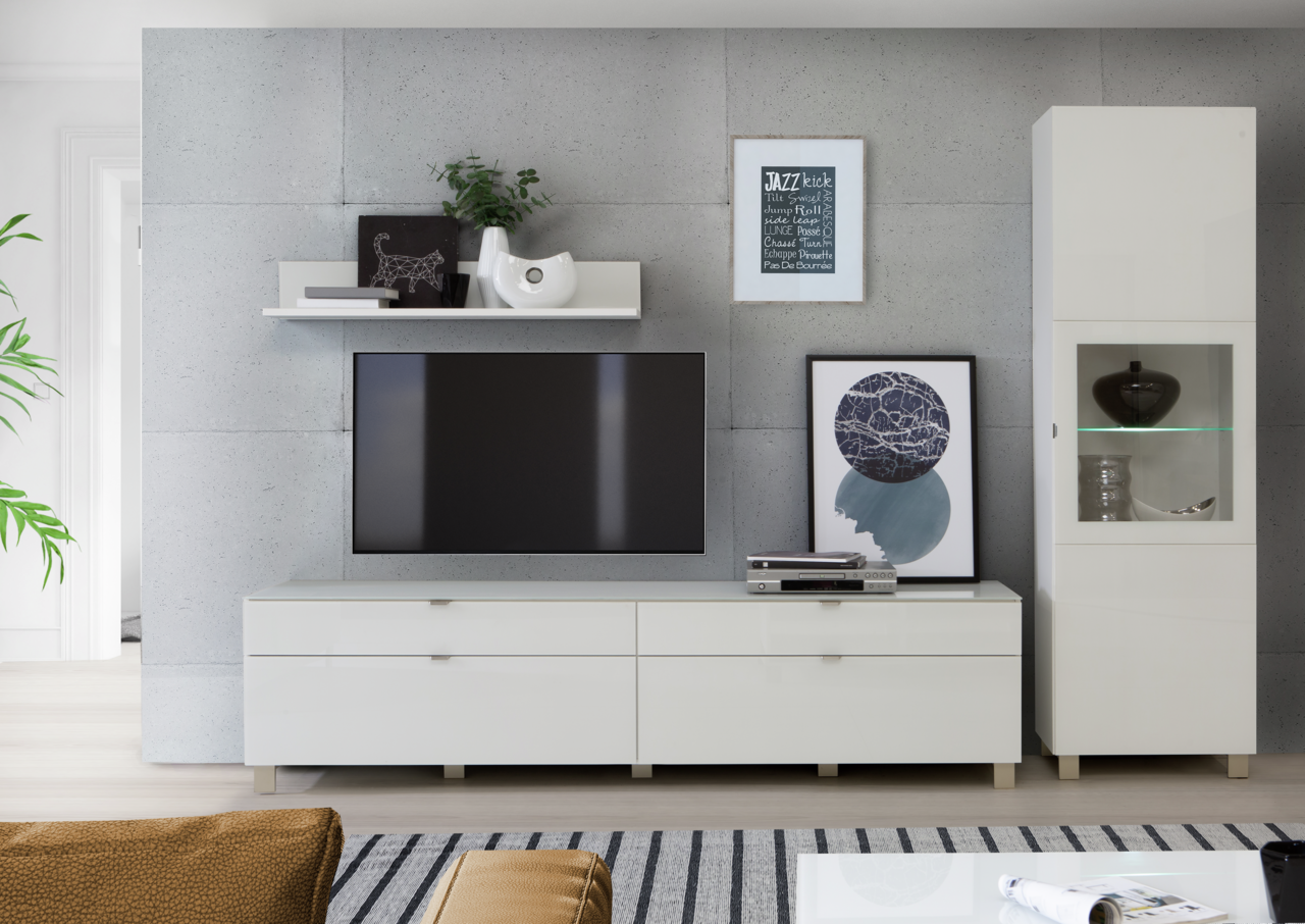 Hom´in Wandregal POOLE Modernes Wohnzimmer mit weißem TV-Lowboard und Hängeschrank, frontal betrachtet.