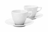 Zwei weiße Espressotassen mit Untertassen, seitliche Perspektive