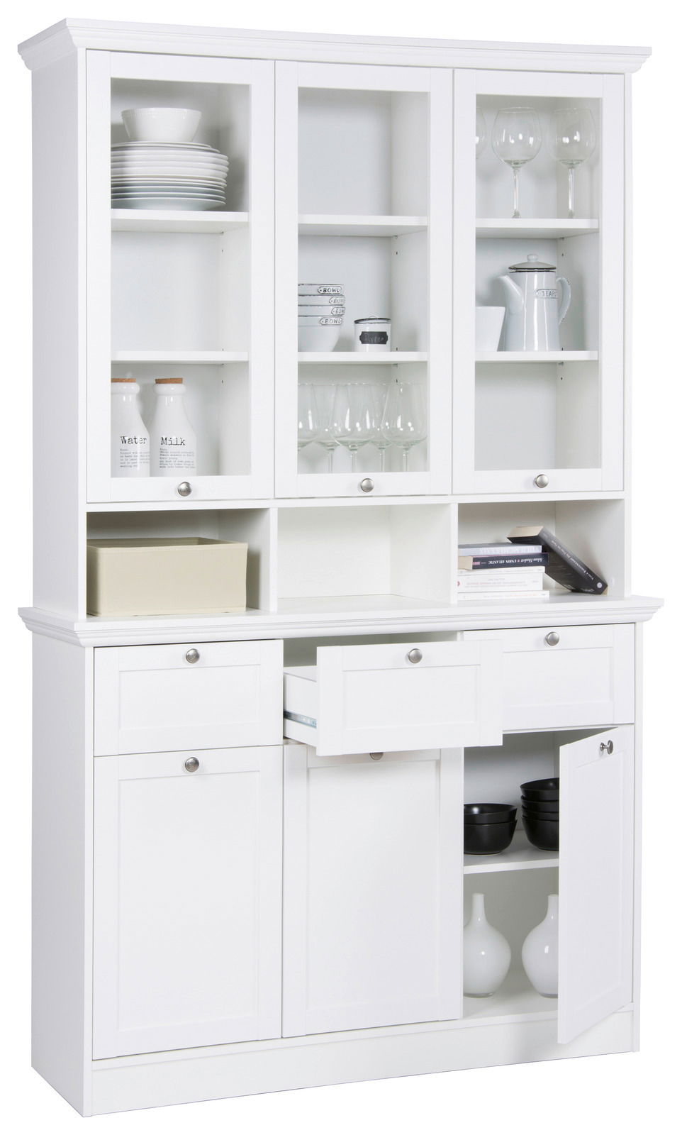 Weißes Buffet mit Glastüren, Schubladen und offenen Fächern, gefüllt mit Geschirr und Dekorationen, aus frontaler Perspektive.