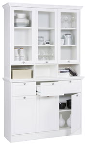 Weißes Buffet mit Glastüren, Schubladen und offenen Fächern, gefüllt mit Geschirr und Dekorationen, aus frontaler Perspektive.