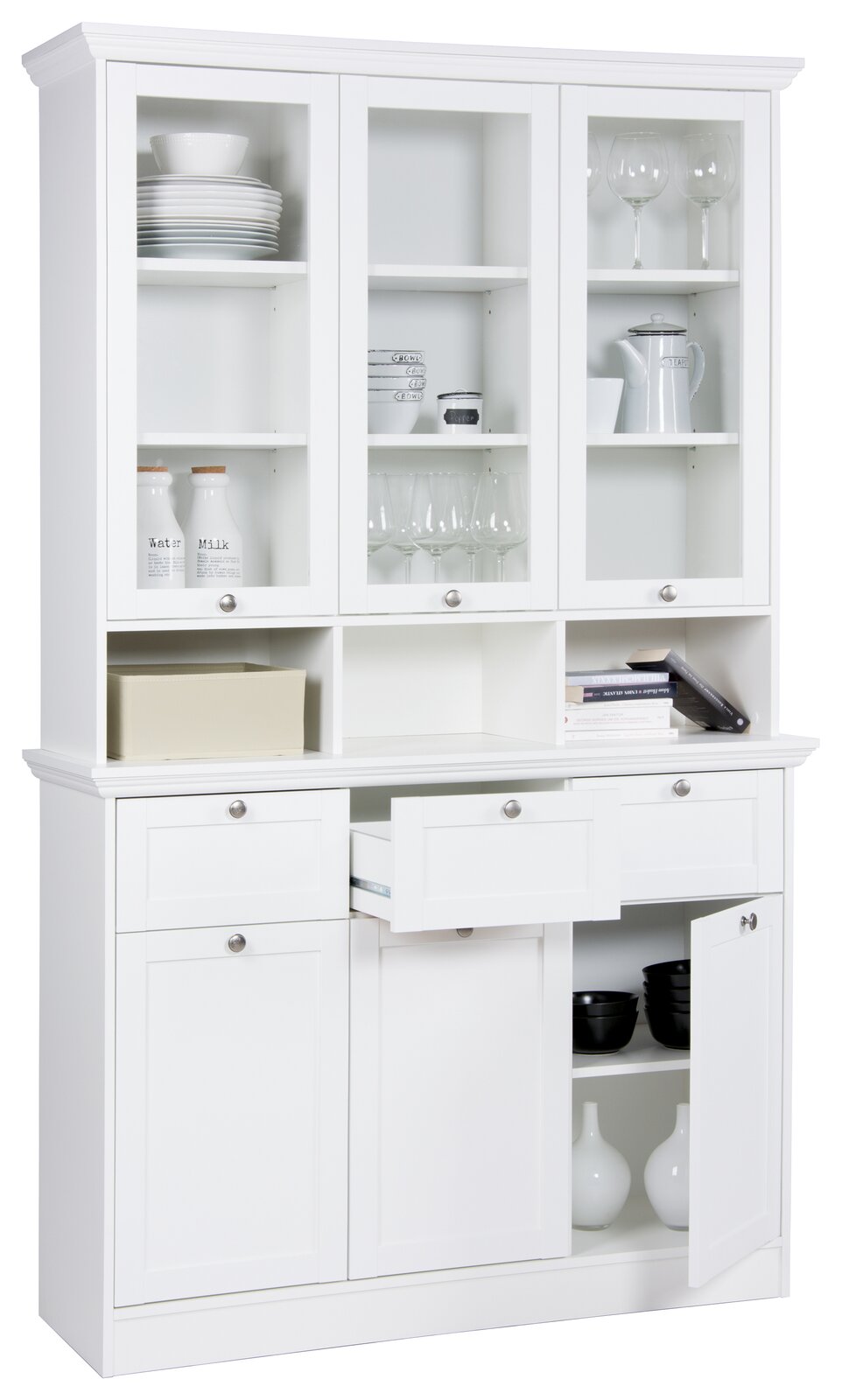 Weißes Buffet mit Glastüren, Schubladen und offenen Fächern, gefüllt mit Geschirr und Dekorationen, aus frontaler Perspektive.