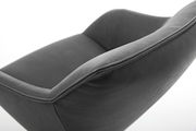 Nahaufnahme eines modernen, dunkelgrauen Sessels aus Leder mit geschwungenen Linien, seitliche Perspektive.