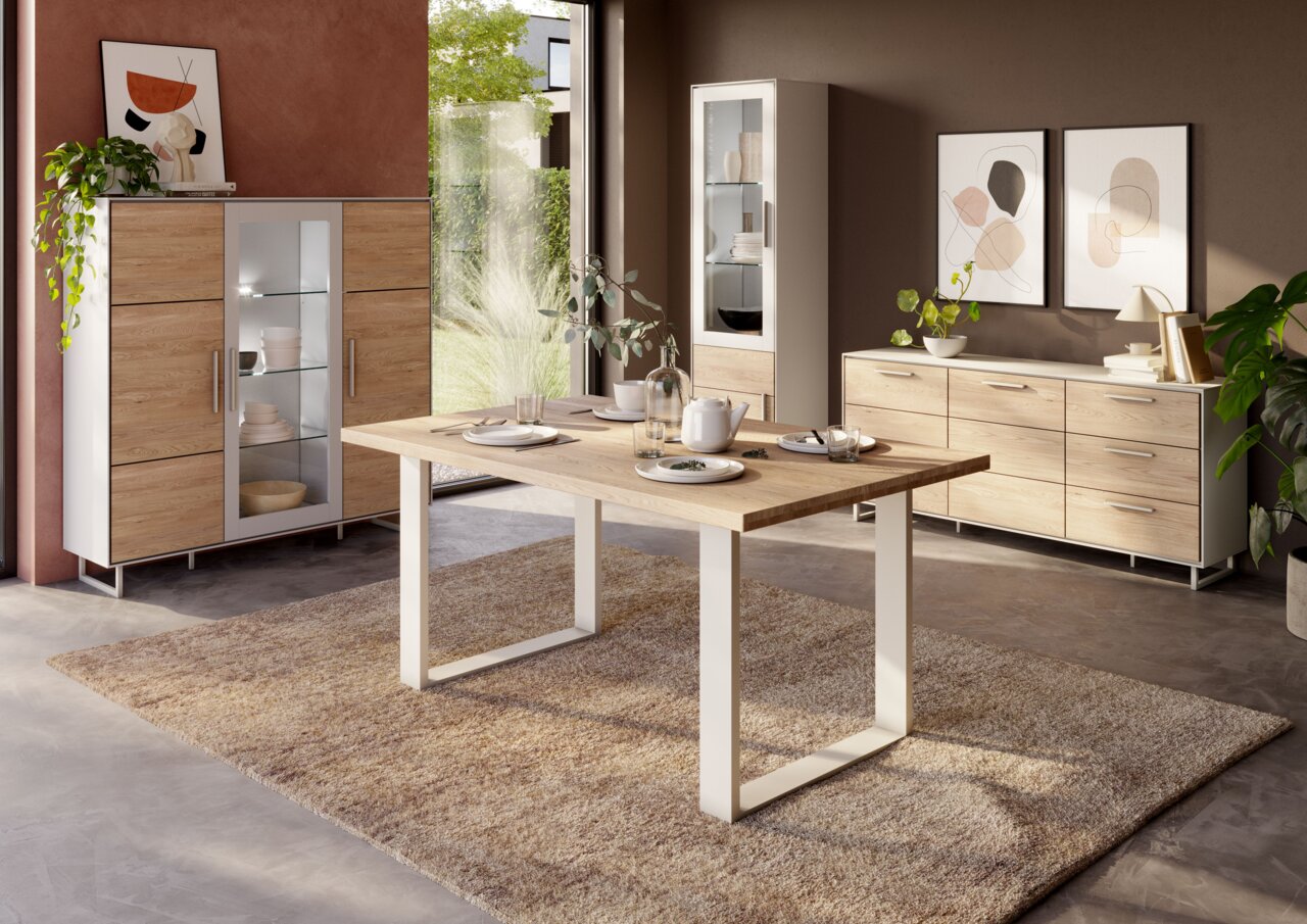 Moderner Esstisch aus Holz mit Metallbeinen in einem stilvoll eingerichteten Esszimmer, seitliche Perspektive