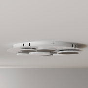 Weiße, moderne LED-Deckenleuchte mit mehreren runden, überlappenden Scheiben in Unteransicht (von unten) vor neutralem Hintergrund