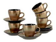 Set aus sechs Espresso-/Kaffeetassen mit passenden Untertassen in Bronze-Gold mit schwarzer Innenseite, schräg von vorn fotografiert, teils gestapelt vor weißem Hintergrund