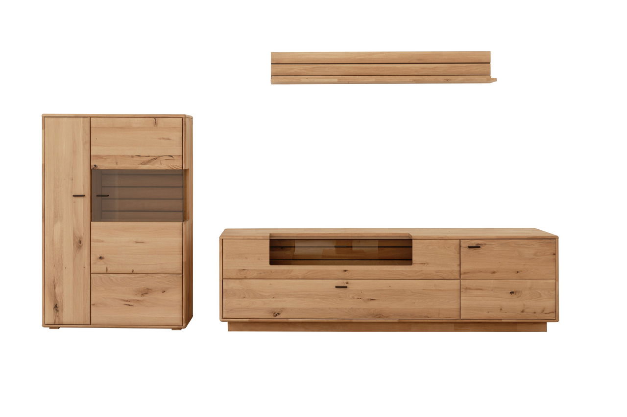 Linea Natura Wandkombination GEORGIA Frontale Ansicht einer modernen Wandkombination aus Holz mit einem hohen Schrank, einem niedrigen TV-Schrank und einem Wandregal.