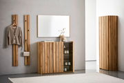 Moderner Garderobenschrank aus Holz mit vertikalen Lamellen, frontal abgebildet. Daneben ein Spiegel, ein Sideboard und Garderobenpaneele mit Kleidung und Tasche.