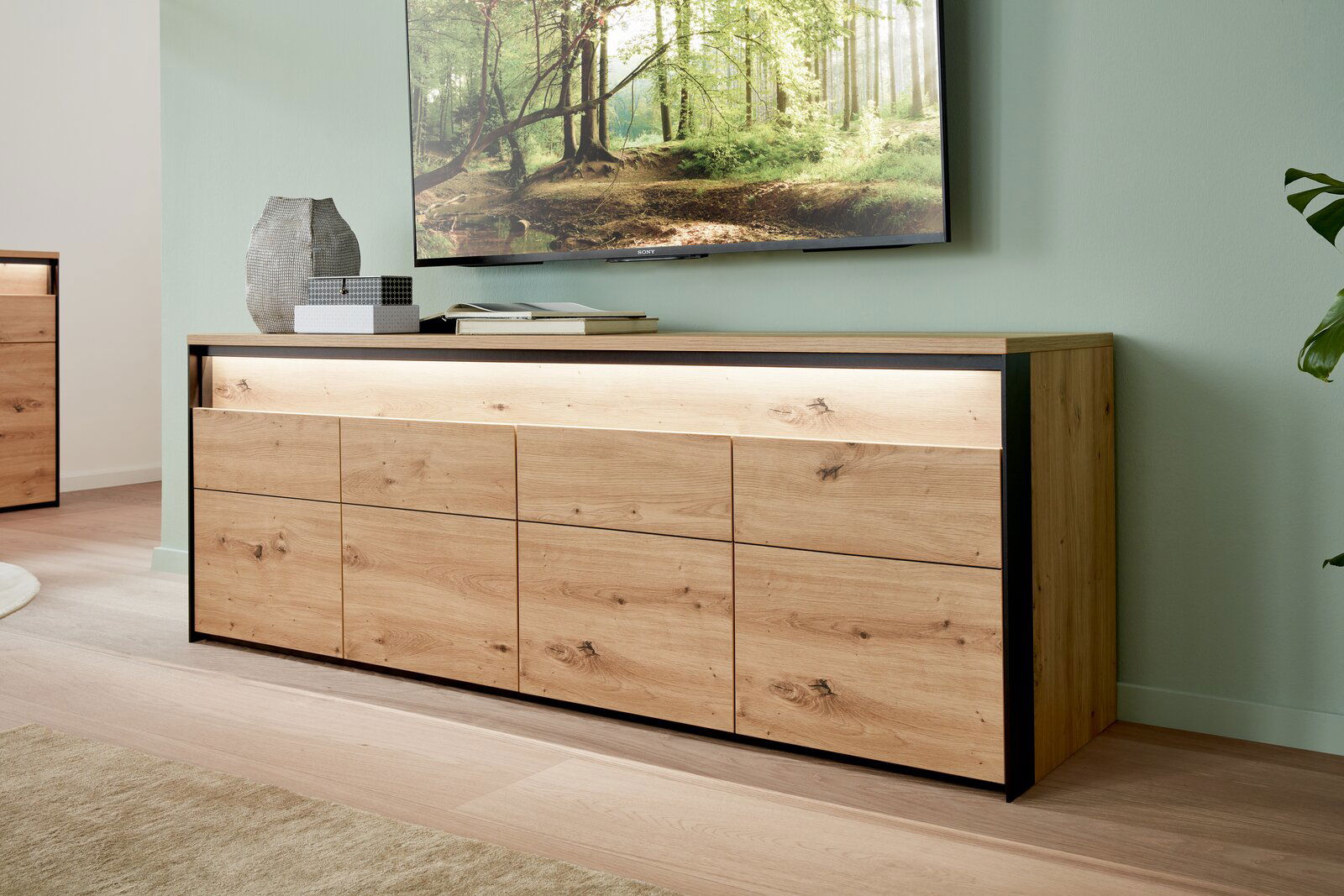 TV-Lowboard aus Holz mit mehreren Schubladen, seitliche Perspektive