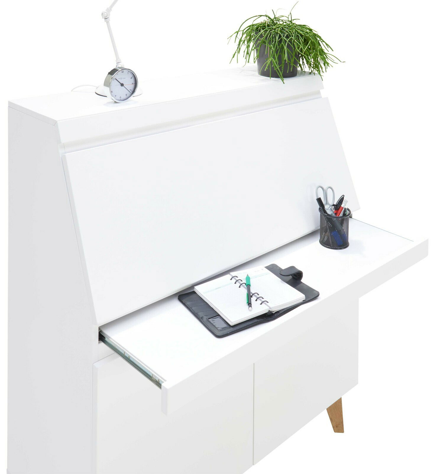 Moderner weißer Sekretär mit aufklappbarer Arbeitsfläche, seitlicher Perspektive. Dekoriert mit einer Pflanze, einer Lampe und Büromaterialien.