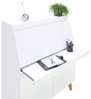 Moderner weißer Sekretär mit aufklappbarer Arbeitsfläche, seitlicher Perspektive. Dekoriert mit einer Pflanze, einer Lampe und Büromaterialien.