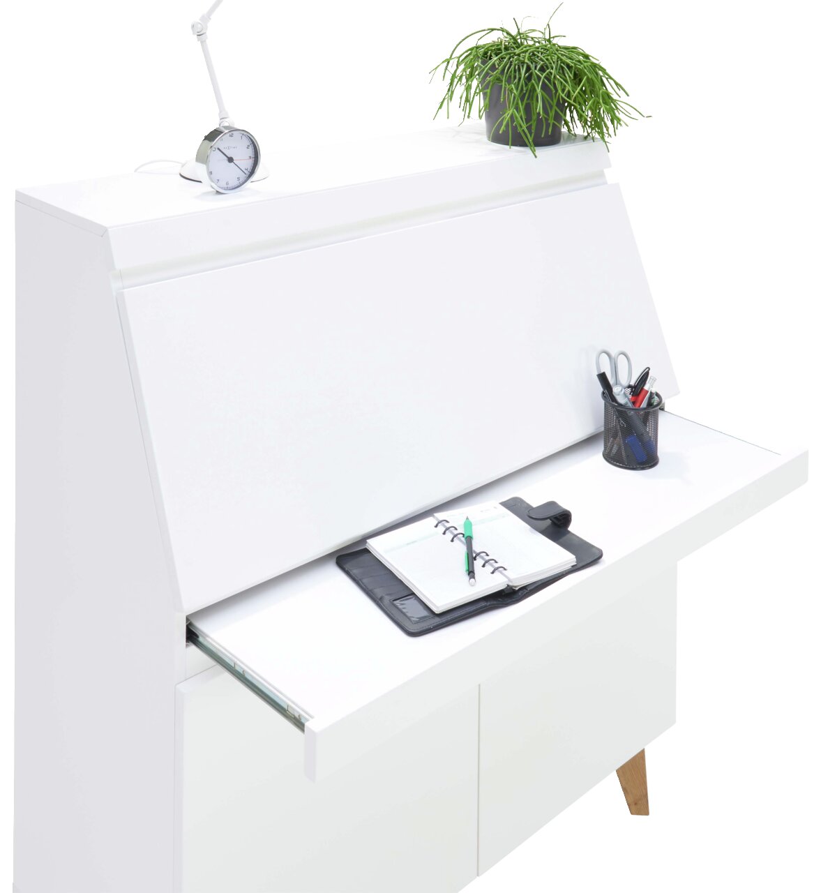 Moderner weißer Sekretär mit aufklappbarer Arbeitsfläche, seitlicher Perspektive. Dekoriert mit einer Pflanze, einer Lampe und Büromaterialien.