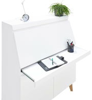 Moderner weißer Sekretär mit aufklappbarer Arbeitsfläche, seitlicher Perspektive. Dekoriert mit einer Pflanze, einer Lampe und Büromaterialien.