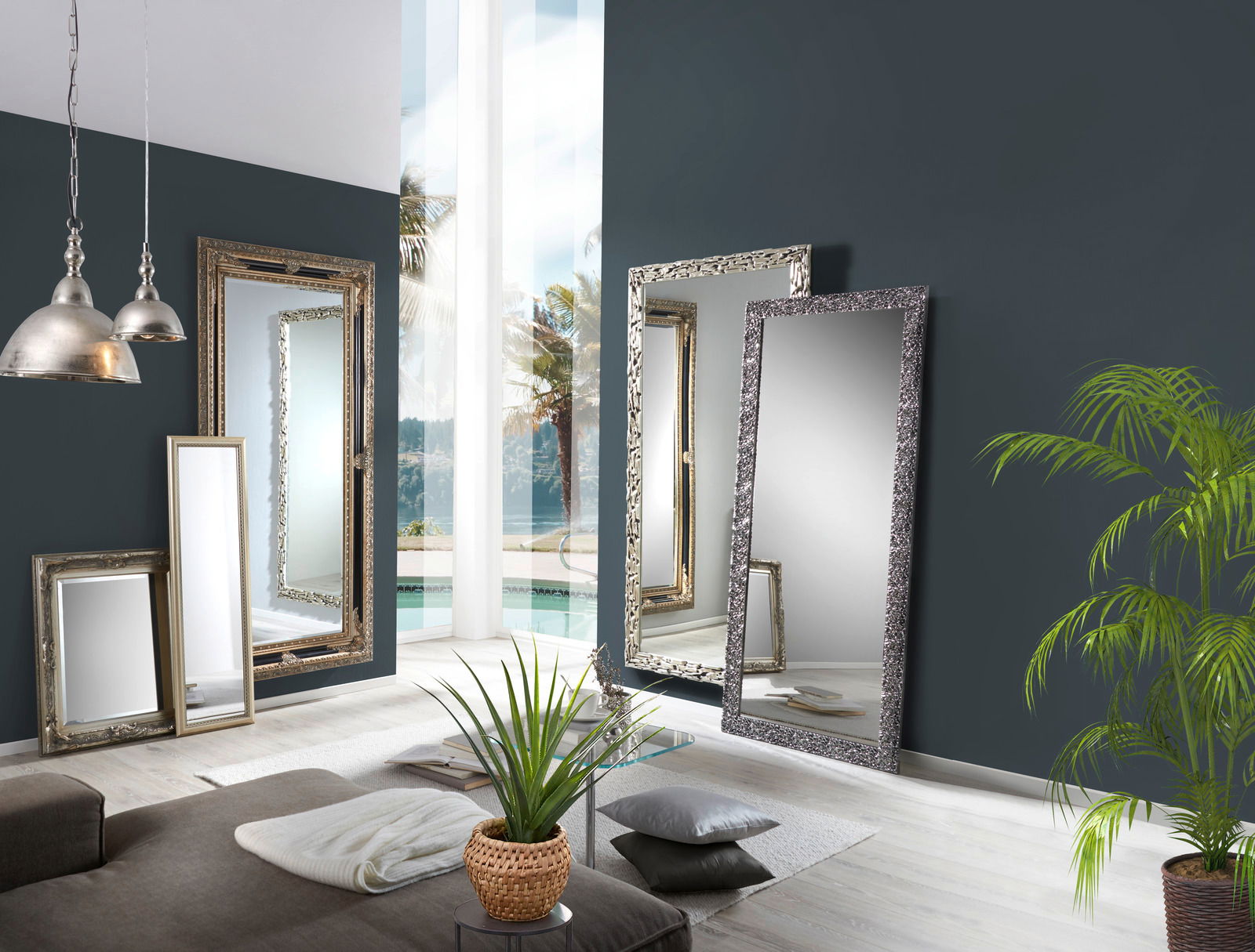 Novel Spiegel MONZA Mehrere große Spiegel mit dekorativen Rahmen in einem modernen Wohnzimmer, mit Blick auf einen Pool und Palmen durch ein großes Fenster.