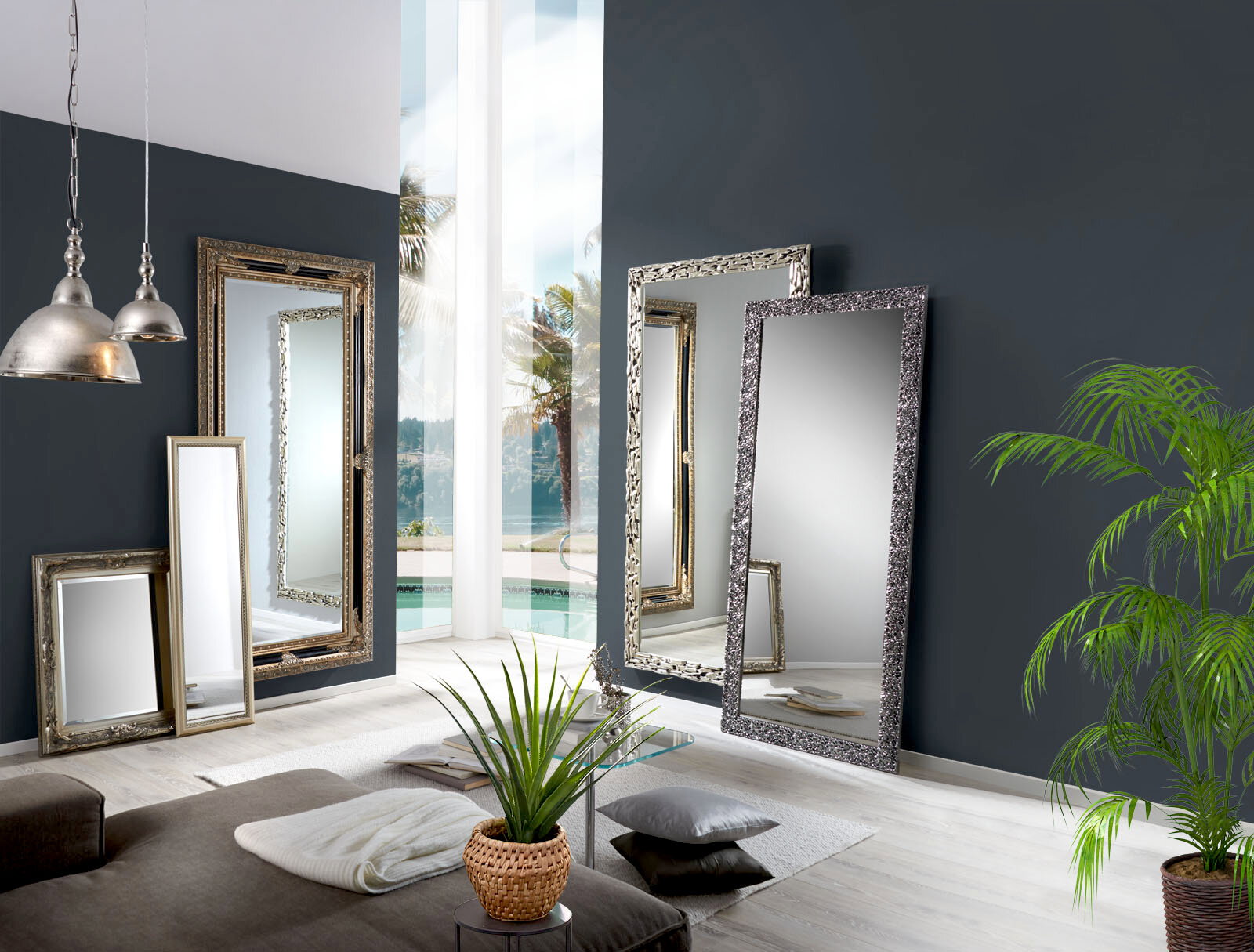 Mehrere große Spiegel mit dekorativen Rahmen in einem modernen Wohnzimmer, mit Blick auf einen Pool und Palmen durch ein großes Fenster.