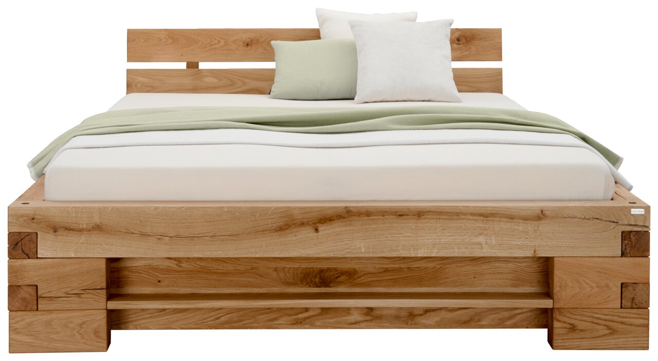 Vooraanzicht van een houten balkenbed met hoofdeinde, een wit matras en een groene deken.