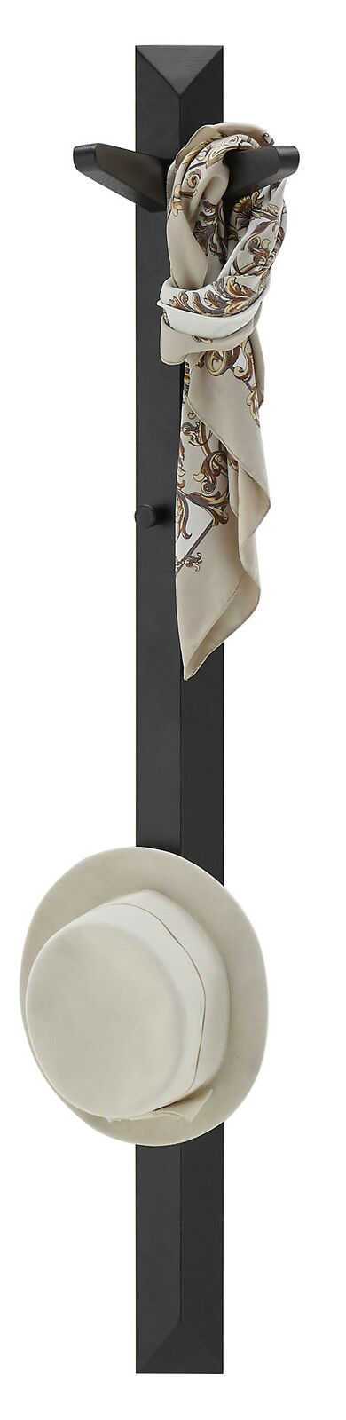 Schwarzes Garderobenpaneel mit Haken, darauf ein beiger Hut und ein gemusterter Schal, Frontalansicht