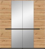 Frontansicht eines modernen Kleiderschranks mit zwei mittigen Spiegeltüren, seitlichen Holzpaneelen in Eichenoptik und durchgehendem schwarzen Griffband