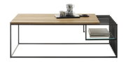 Moderner Couchtisch mit Holzplatte und Metallgestell, seitliche Perspektive