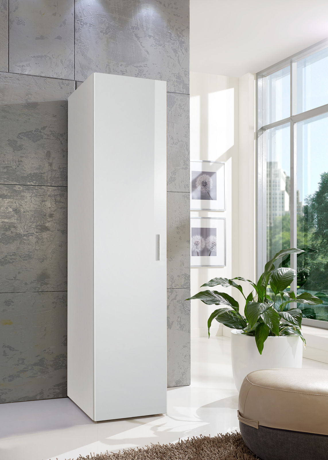Weißer Mehrzweckschrank in modernem Raum, seitliche Perspektive