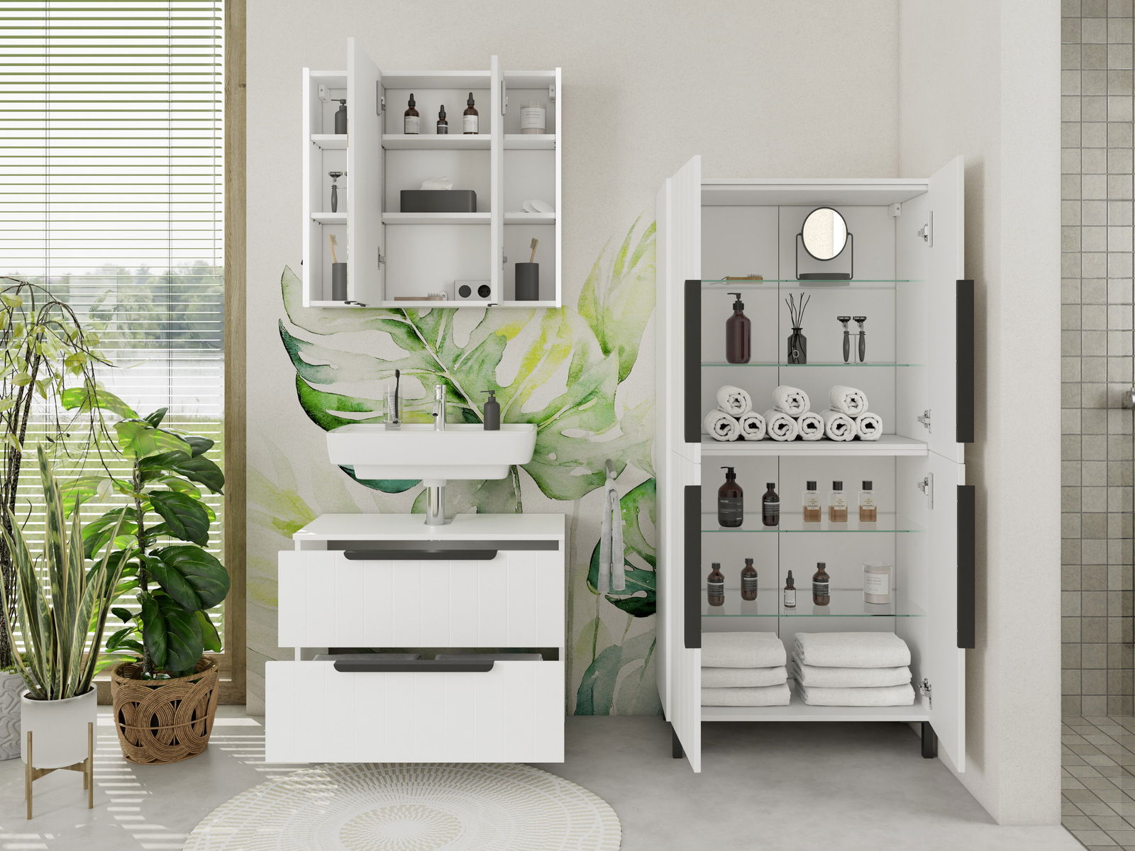 Moderner Spiegelschrank im Badezimmer, geöffnet, mit Regalen voller Pflegeprodukte und Handtücher, aus der Frontalperspektive.