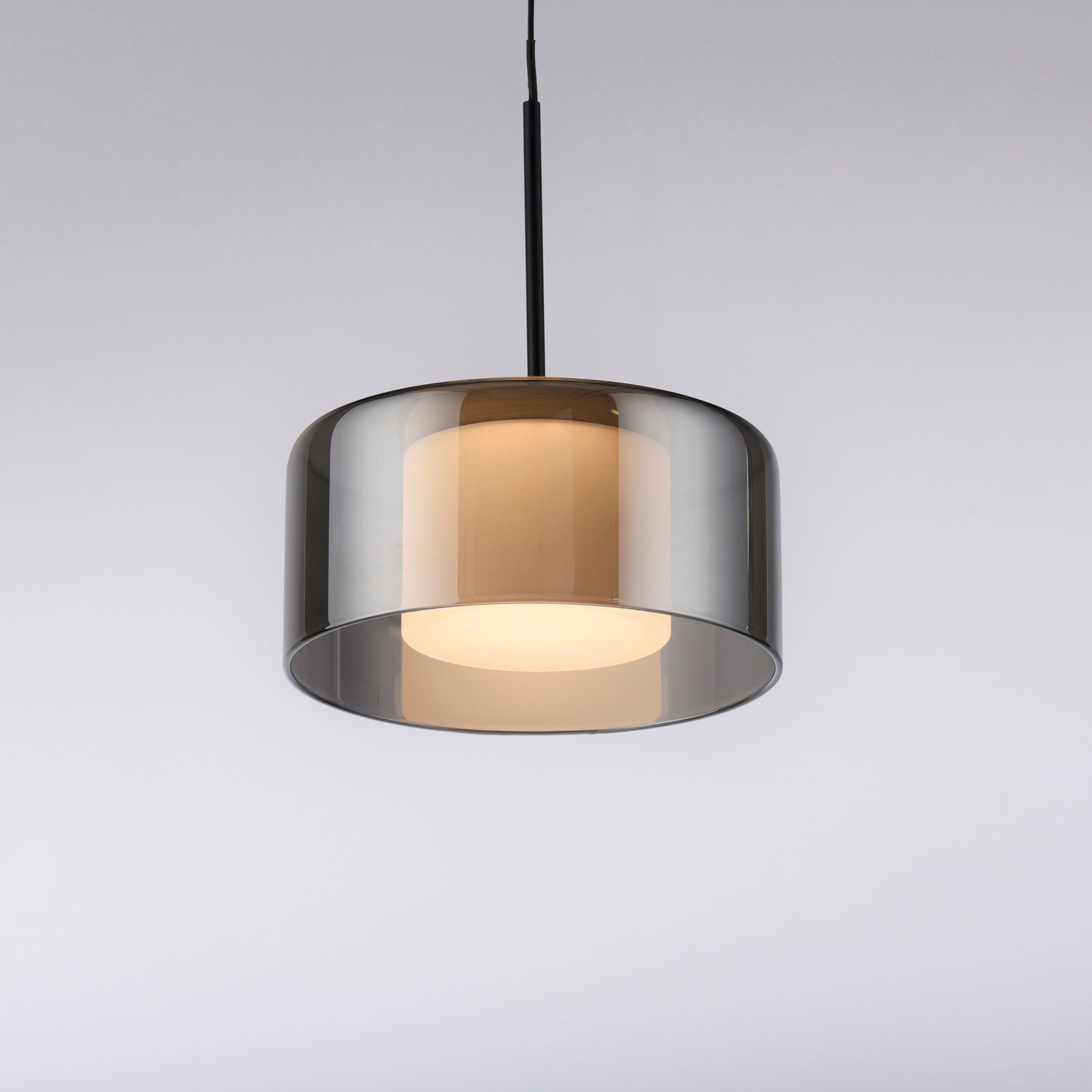 Moderne Pendelleuchte RIKA von Paul Neuhaus mit elegantem, rauchgrauem Glasschirm, seitliche Perspektive