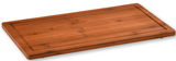 Schneide- und Abdeckplatte aus Holz in schräger Perspektive, rechteckig mit eingefräster Saftrille.