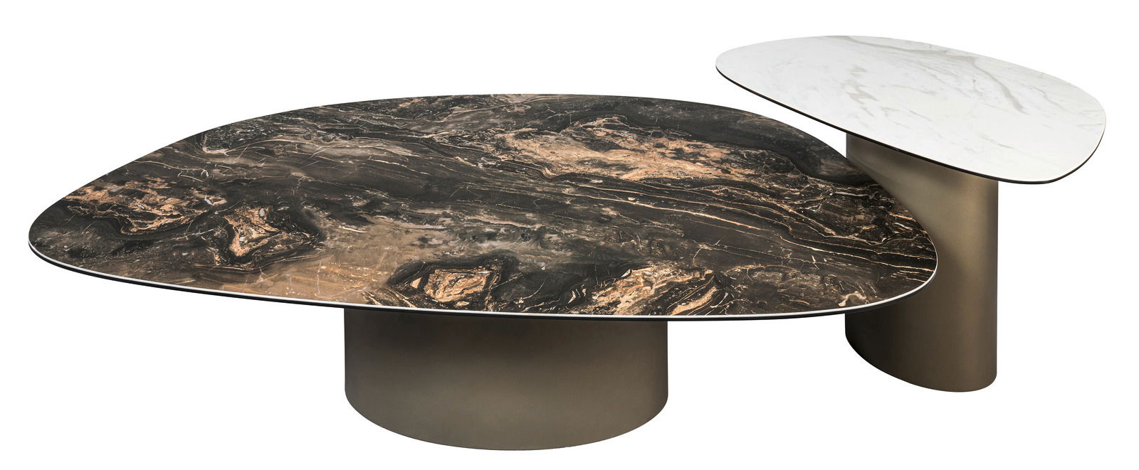 Moderner Couchtisch mit zwei übereinanderliegenden Tischplatten in Marmoroptik, eine in dunklem Marmor und die andere in hellem Marmor, aus seitlicher Perspektive.