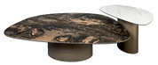Moderner Couchtisch mit zwei übereinanderliegenden Tischplatten in Marmoroptik, eine in dunklem Marmor und die andere in hellem Marmor, aus seitlicher Perspektive.