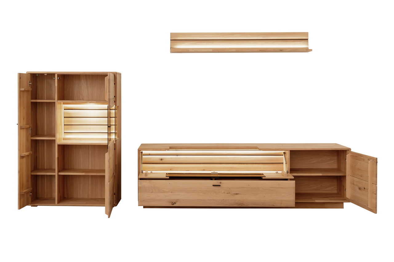 Holz-Wandkombination mit Schrank und Sideboard, frontal betrachtet, mit offenen Türen und Schubladen.