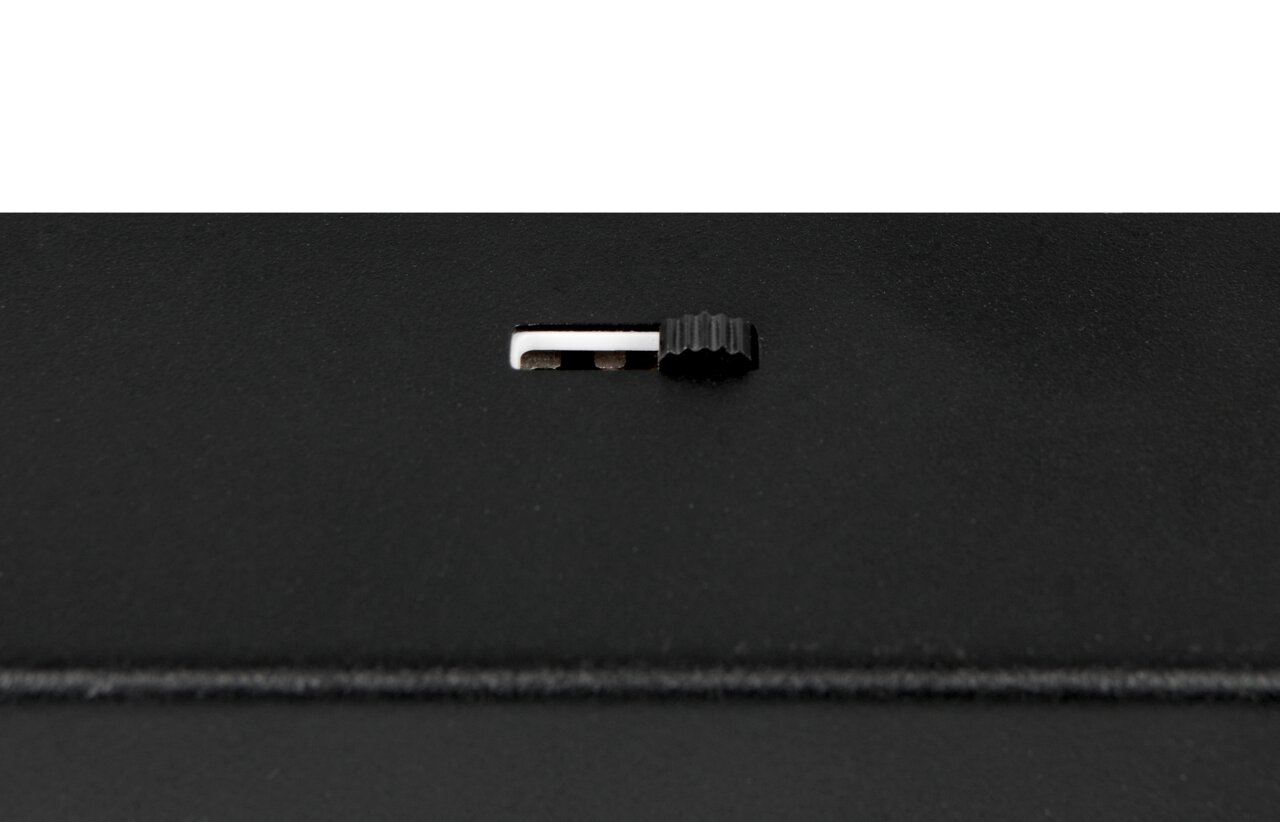 Nahaufnahme eines schwarzen Schalters auf einem Strahler Ambala, seitliche Perspektive