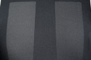Nahaufnahme der Rückenlehne eines Drehstuhls mit grauem Netzstoff, von vorne betrachtet.